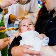 Ile się daje na chrzciny jako gość? Odkryj akceptowalne kwoty