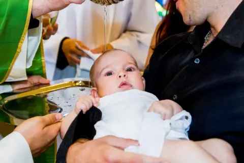 Ile się daje na chrzciny jako gość? Odkryj akceptowalne kwoty