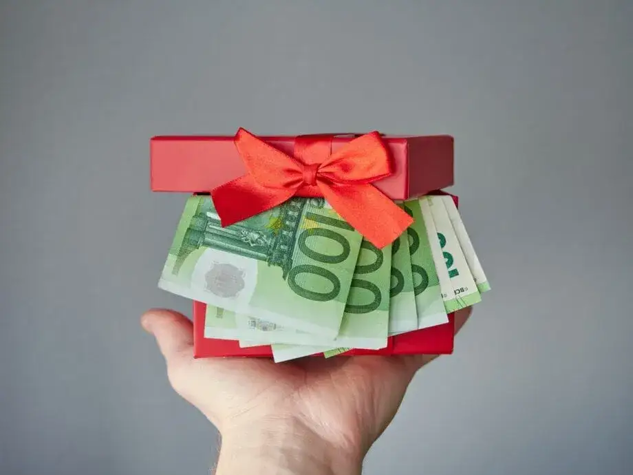 Zdjęcie Ile dać na komunię chrzestny? Odkryj zwyczaje i kwoty prezentów